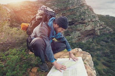 Sırt çantası ile kayıp hiker harita denetler
