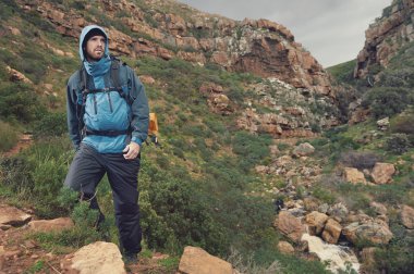 Adam vahşi dağ hiking