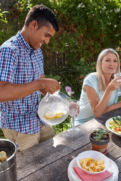 Freunde bei Garten-Cocktail-Party — Stockfoto