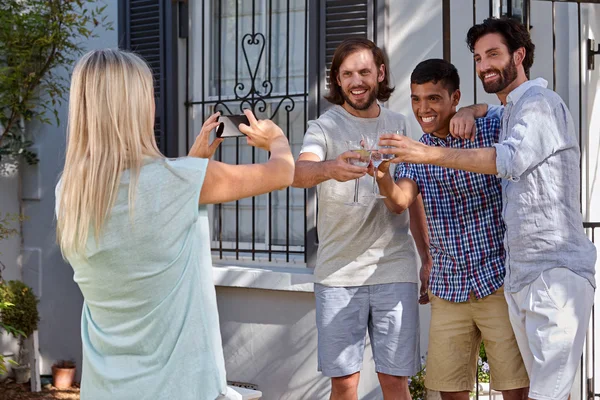 Kvinna med foto av vänner — Stockfoto