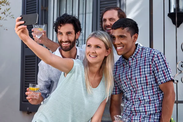 Amigos tomando selflie na festa do jardim — Fotografia de Stock