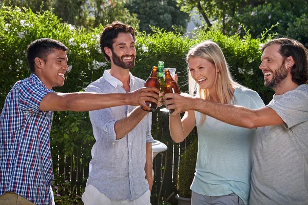 Freunde feiern Gartenparty im Freien — Stockfoto
