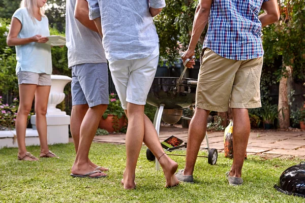 Vrienden op tuin barbecue feestje — Stockfoto