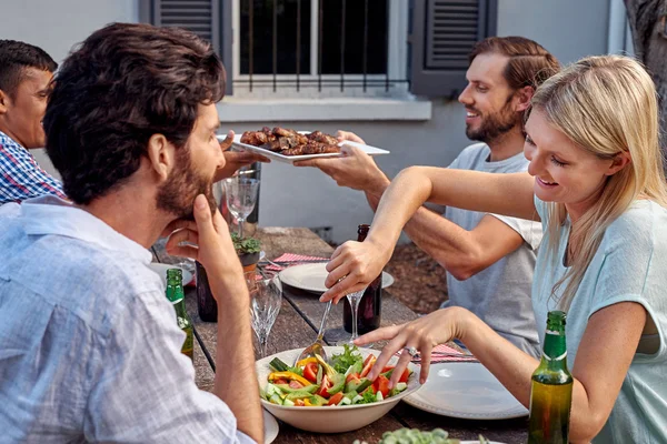 Amici godendo festa in giardino — Foto Stock