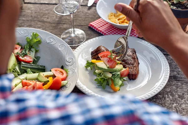 Hombre comiendo ensalada fresca saludable — Foto de Stock