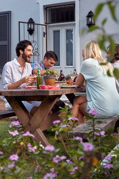 Amis ayant jardin extérieur fête — Photo