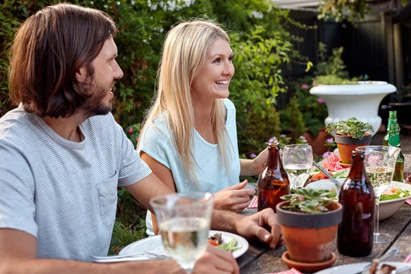 Amigos disfrutando de la cena al aire libre —  Fotos de Stock