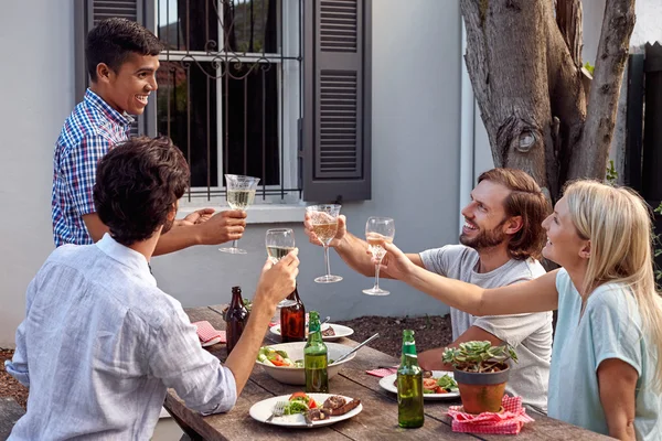 Man toasting speech at friends outdoor — Stock Photo, Image