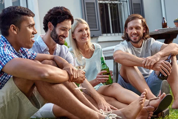 Amigos que tienen fiesta jardín al aire libre —  Fotos de Stock