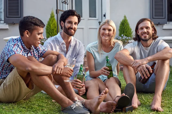 Vänner att ha utomhus trädgårdsfest — Stockfoto