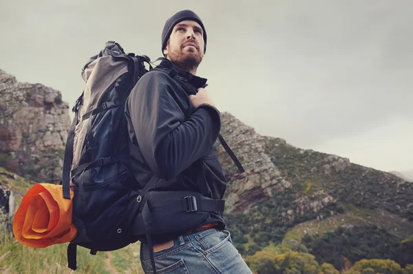 Hombre senderismo desierto montaña — Foto de Stock