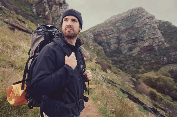 Adam sırt çantası ile dağlarda — Stok fotoğraf