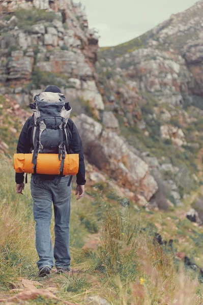 Homme randonnée nature sauvage montagne — Photo