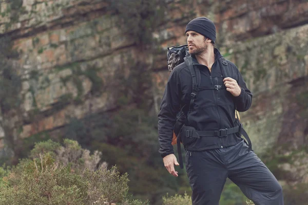 Adam vahşi dağ hiking — Stok fotoğraf