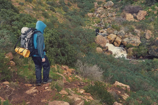 Adam vahşi dağ hiking — Stok fotoğraf