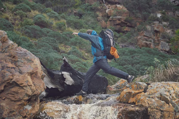 Homem cruzando rio em caminhada extrema — Fotografia de Stock