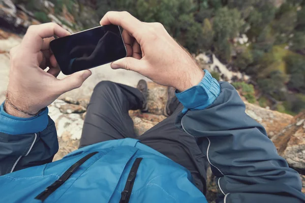 Hombre con dispositivo gps o teléfono al aire libre — Foto de Stock