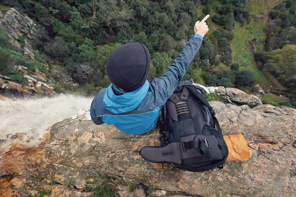 Man sitter på cliff edge — Stockfoto