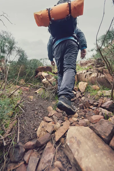 Adam vahşi dağ hiking — Stok fotoğraf