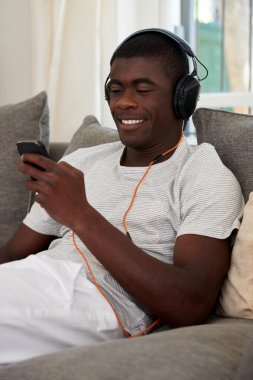 adam kulaklıklar müzik