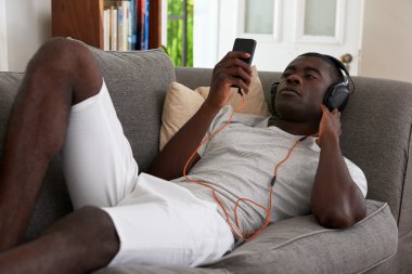 adam kulaklıklar müzik