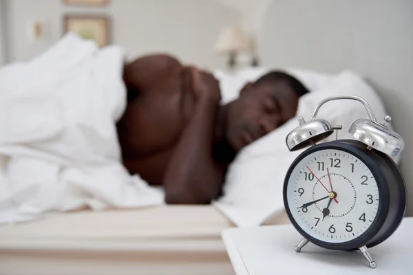 Väckarklocka man sover — Stockfoto