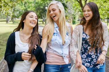 arkadaş eğlenceli yürüyüş