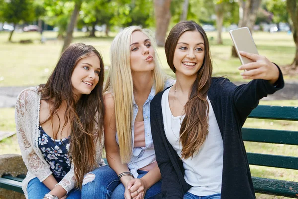 Lányok selfie telefon — Stock Fotó