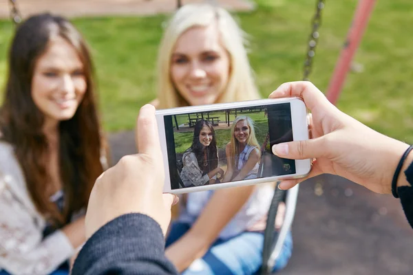 Vrienden momenten vast te leggen — Stockfoto