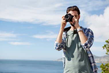 Okyanus fotoğrafını çekmek adam