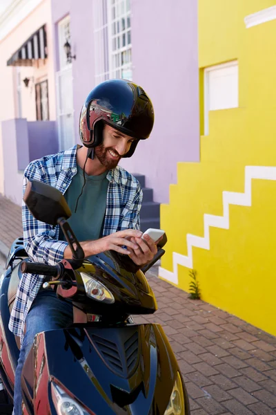 Homem de scooter no telefone — Fotografia de Stock