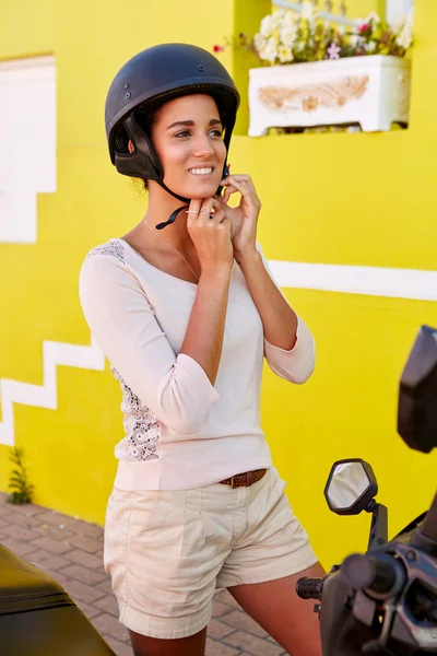 Frau bereitet sich auf Rollerfahrt vor — Stockfoto