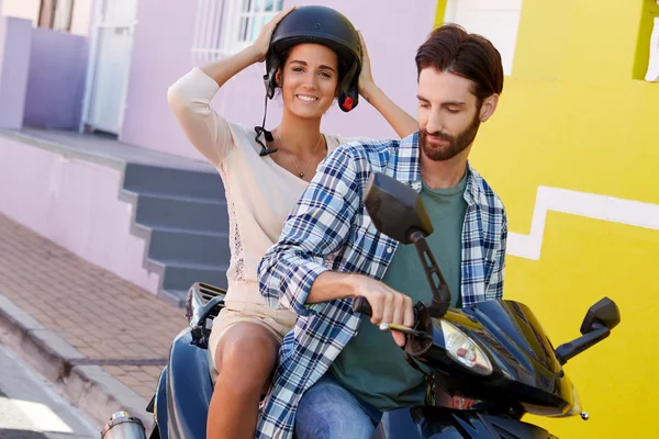 Casal em uma scooter — Fotografia de Stock