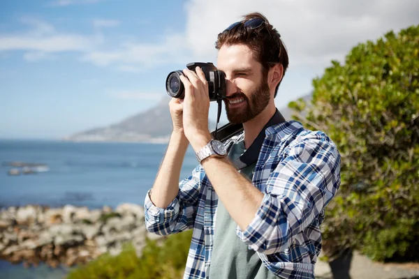 L'homme prend des photos de l'océan — Photo