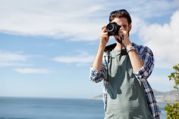 Homme prenant des photos de l'océan — Photo