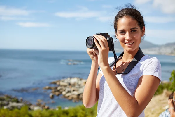 Portrét mladé, atraktivní žena, která stála v blízkosti oceánu wi — Stock fotografie