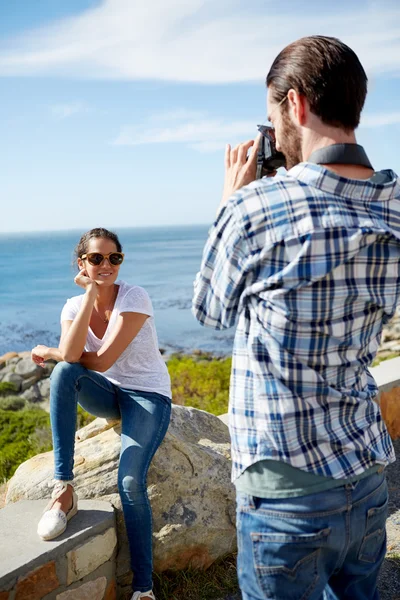 Focení na pláži pár — Stock fotografie