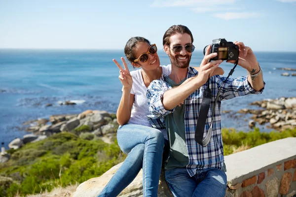 Coppia selfie preso vicino all'oceano — Foto Stock