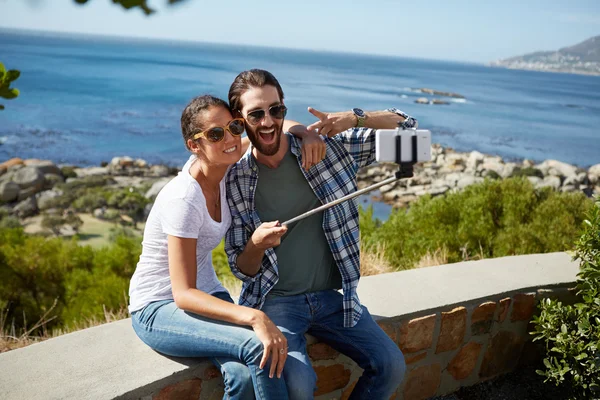 Par selfie tagit nära havet — Stockfoto