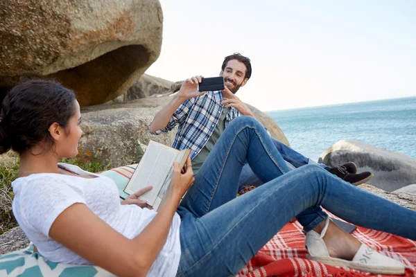 Foto scattate durante un picnic sulle rocce — Foto Stock