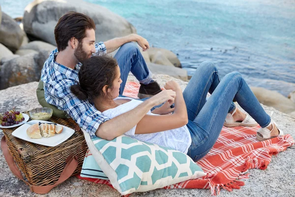 Couple on a picnic at the seaside — Stock Photo, Image