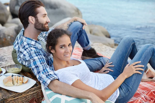 Happy and romantic couple, during a picnic near the ocean — Stock Photo, Image