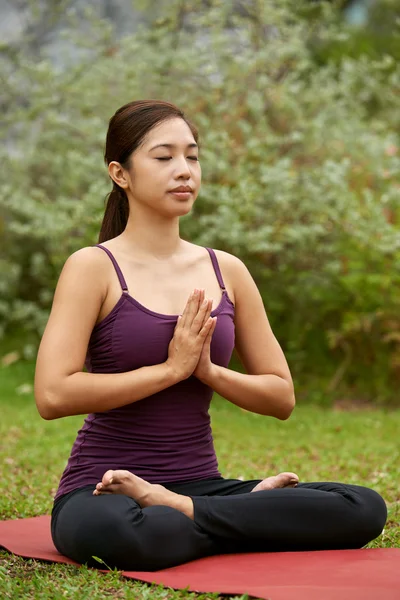 Lifestyle yogi meditating — Stock Photo, Image