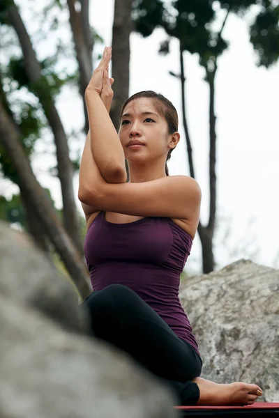 Yogi praktiserande yogaställningarna — Stockfoto