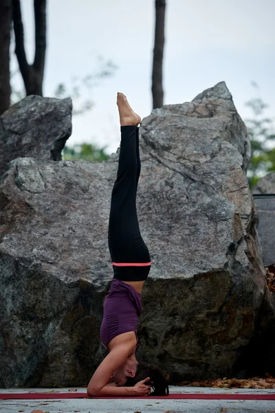 Yoga-Kopfstand — Stockfoto