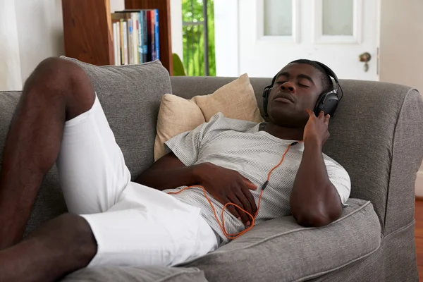 Odpočiňte si člověk hudební sluchátka — Stock fotografie