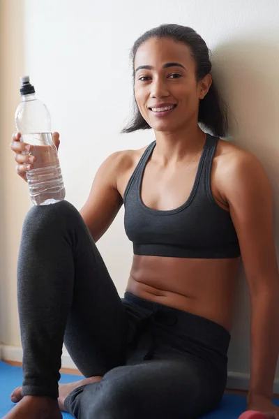 Mujer en el descanso de agua del entrenamiento de fitness —  Fotos de Stock