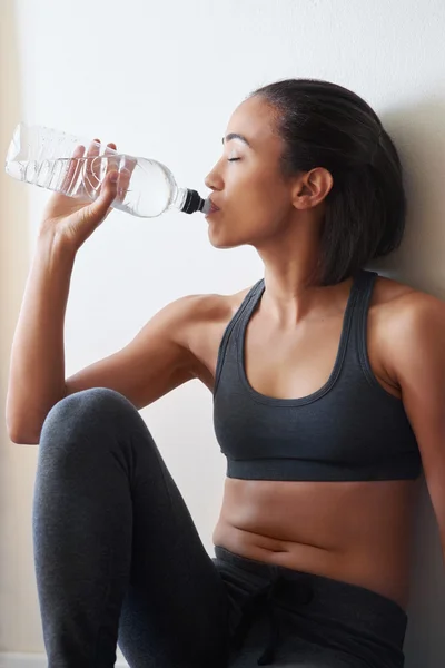 Mujer cansada teniendo un descanso de agua —  Fotos de Stock