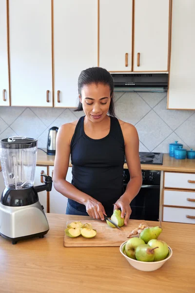 Vrouw voorbereiden fruit smoothie — Stockfoto