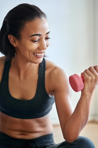 Smiling woman training with dumbbells — Stock Photo, Image